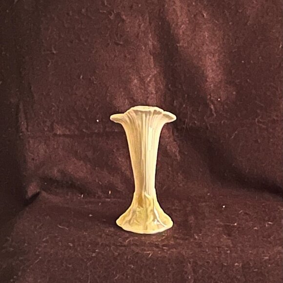 Vintage Belleek/Ireland Porcelain Flower Vase* - Picture 9 of 9